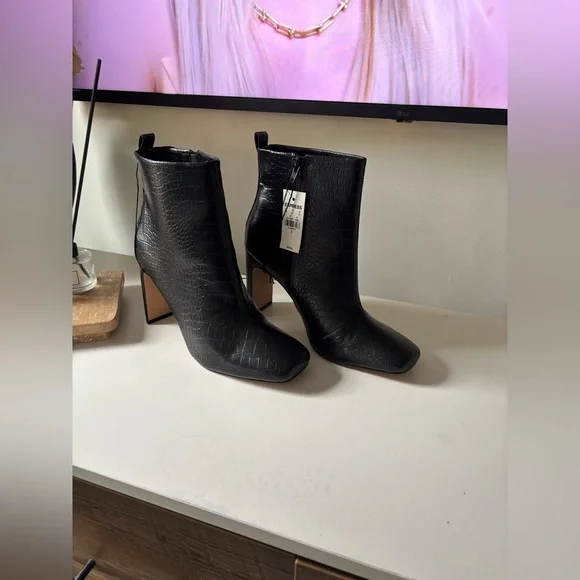 Express BRAND NEW!! Black Croc-Patterned Ankle Booties - Picture 3 of 12